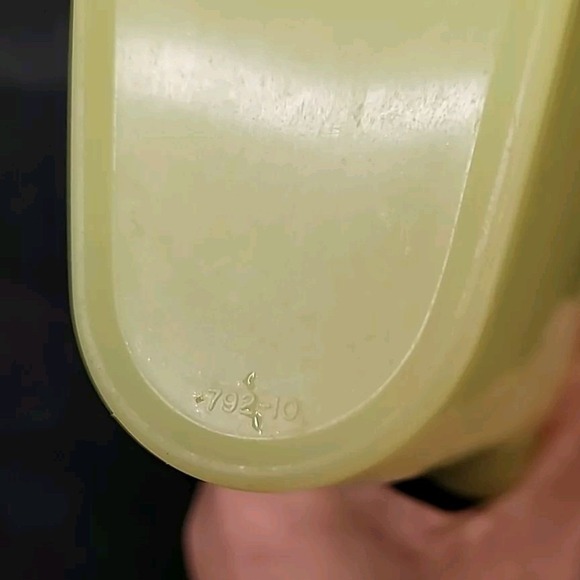 Vintage Tupperware Beverage Buddy Pitcher 1 Qt w Lid Yellow 792 793 - Picture 9 of 11